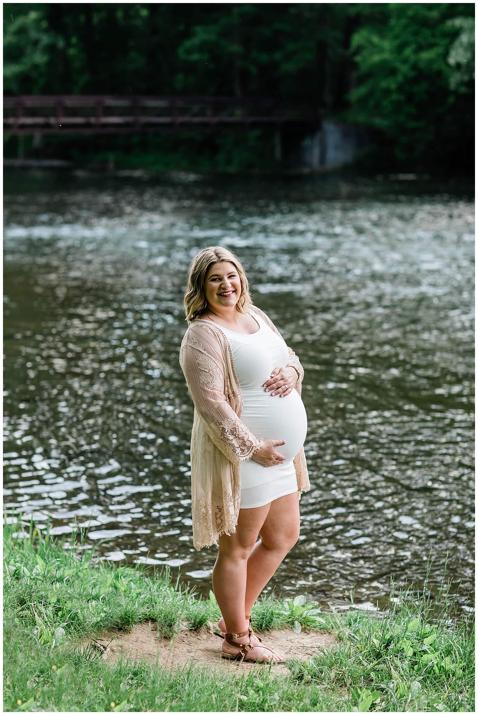 Danielle-Defayette-Photography-South-Holston-Dam-Maternity-Lifestyle-Session_0004.jpg